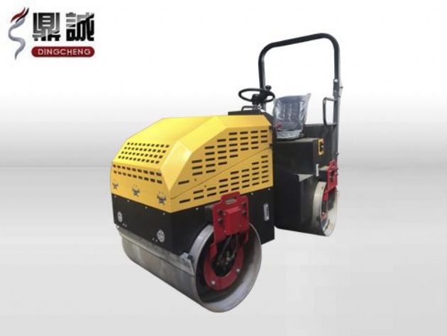 点击查看详细信息<br>标题：2.5吨全液压座驾式振动压路机 阅读次数：15643